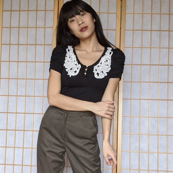 Black short sleeve with cream colored lace - Picture 2 of 6